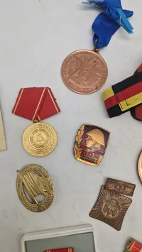 Samling medaljer og pins