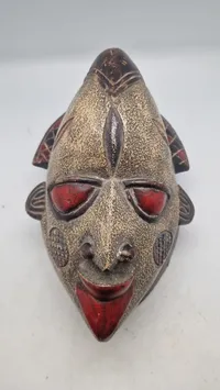 traditionel Guro-maske fra Elfenbenskysten, lavet af træ. 
Masker fra Guro-folket kombinerer ofte menneskelige og dyrelignende træk og bruges i ceremonier som begravelser og bryllupper.