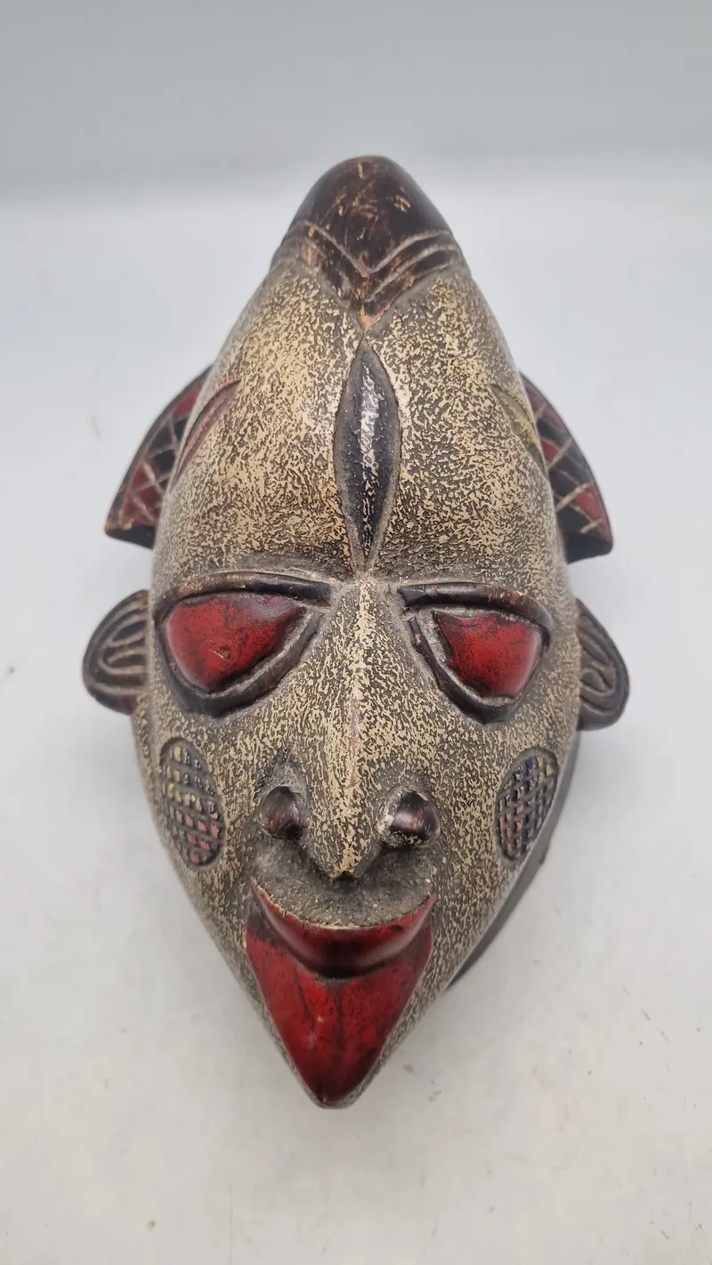 traditionel Guro-maske fra Elfenbenskysten, lavet af træ. 
Masker fra Guro-folket kombinerer ofte menneskelige og dyrelignende træk og bruges i ceremonier som begravelser og bryllupper.