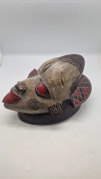 traditionel Guro-maske fra Elfenbenskysten, lavet af træ. 
Masker fra Guro-folket kombinerer ofte menneskelige og dyrelignende træk og bruges i ceremonier som begravelser og bryllupper.