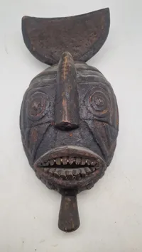 afrikansk Winiama-maske fra Burkina Faso, typisk udskåret i træ, der repræsenterer naturånder