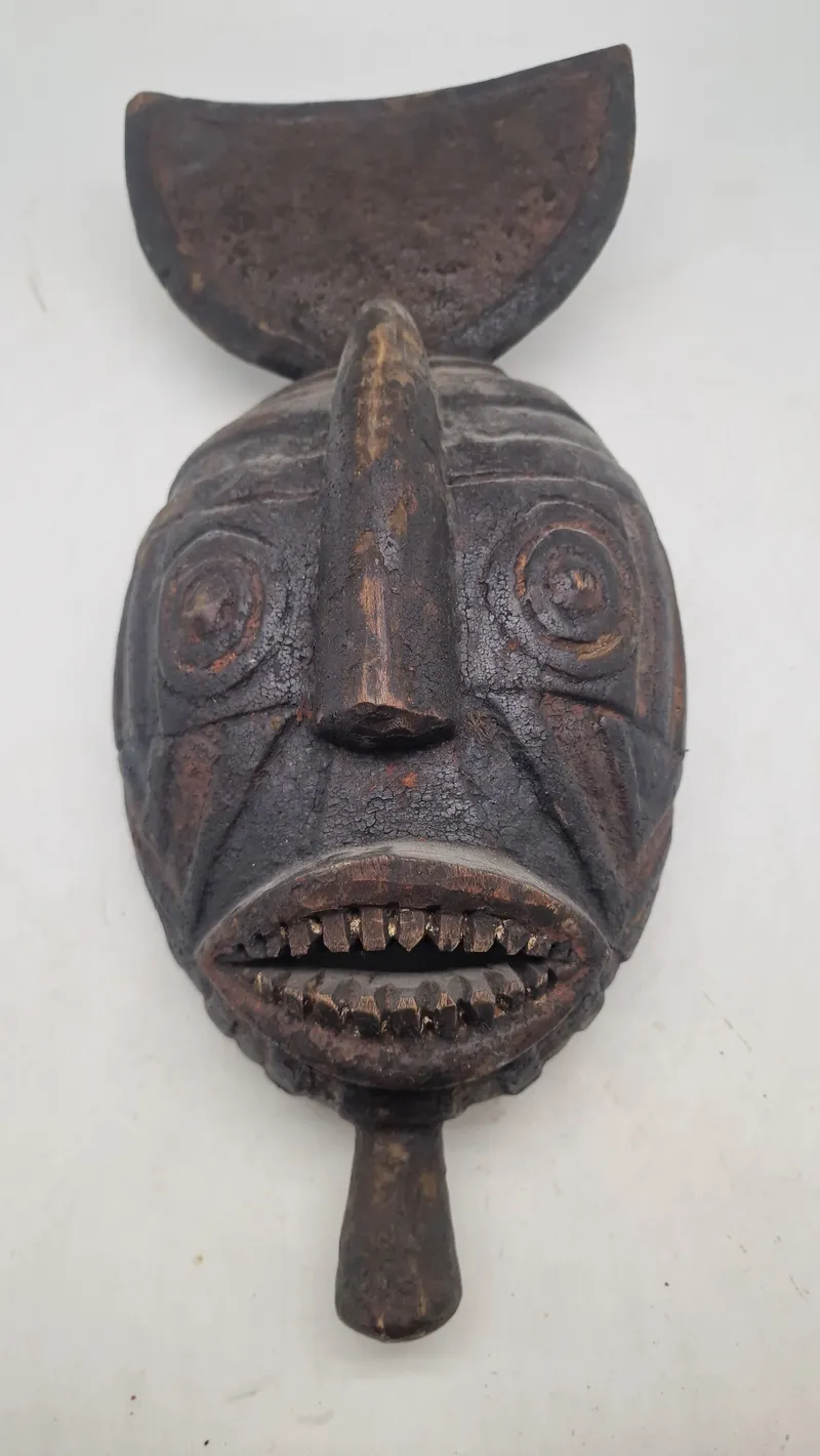 afrikansk Winiama-maske fra Burkina Faso, typisk udskåret i træ, der repræsenterer naturånder