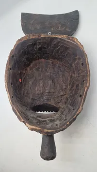 afrikansk Winiama-maske fra Burkina Faso, typisk udskåret i træ, der repræsenterer naturånder