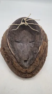 afrikansk maske fra Dan-folket i Liberia eller Elfenbenskysten, som er kendetegnet ved deres ofte ovale form, mørke træ og dekorationer som f.eks. kauriskaller