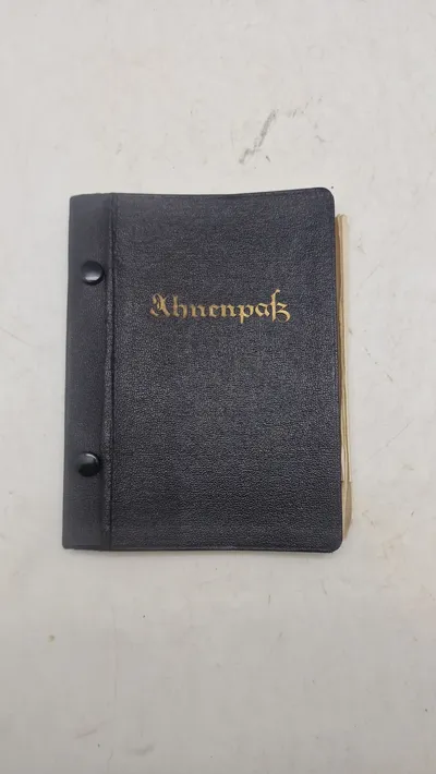 Tysk Ahnenpaß fra en Revierförster (distriktsskovfoged) i byen Nassau, ww2. Original
