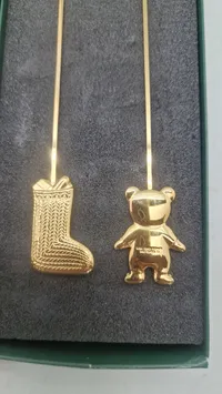 Georg Jensen julelysestager fra 2001, specifikt "Grannisse og Æble" designet af Andreas Mikkelsen