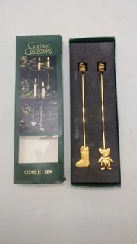 Georg Jensen julelysestager fra 2001, specifikt "Grannisse og Æble" designet af Andreas Mikkelsen