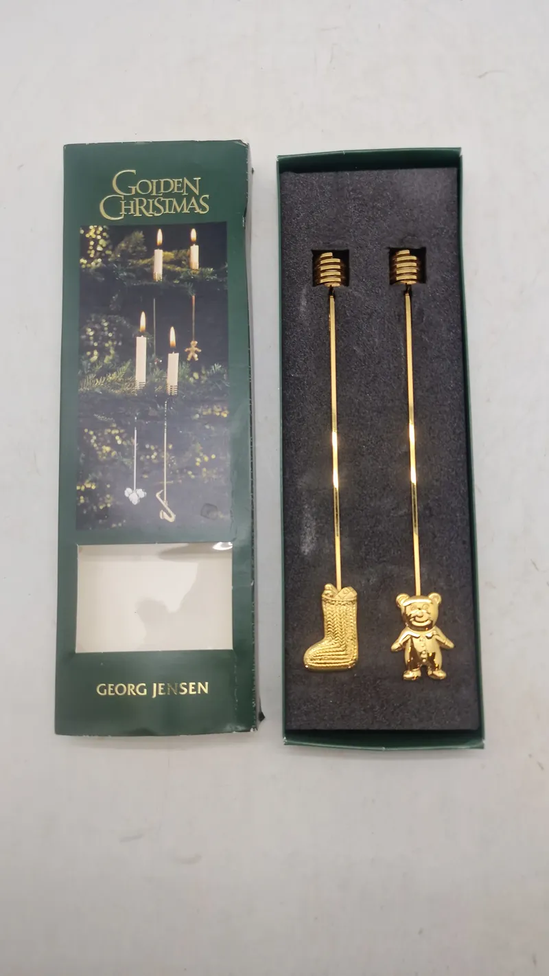 Georg Jensen julelysestager fra 2001, specifikt "Grannisse og Æble" designet af Andreas Mikkelsen