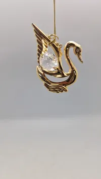 Svane fra Crystal Temptations, der er belagt med 24 karat guld og dekoreret med Spectra-krystaller