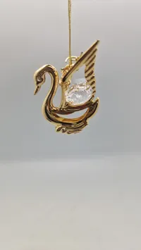 Svane fra Crystal Temptations, der er belagt med 24 karat guld og dekoreret med Spectra-krystaller