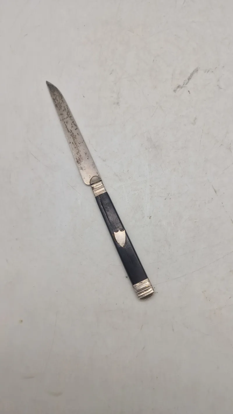 Fransk druekniv med blad af sterlingsølv. Godt stemplet. Skjold på skaft sidder løst