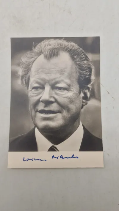 Foto af den tyske politiker Willy Brandt, der fungerede som forbundskansler for Vesttyskland fra 1969 til 1974 med original signatur