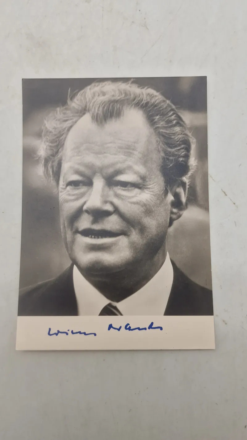 Foto af den tyske politiker Willy Brandt, der fungerede som forbundskansler for Vesttyskland fra 1969 til 1974 med original signatur