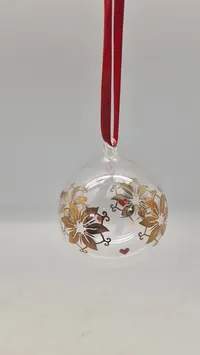 Holmegaard Christmas årets julekugle 2024, designet i klart glas med guld- og røde detaljer