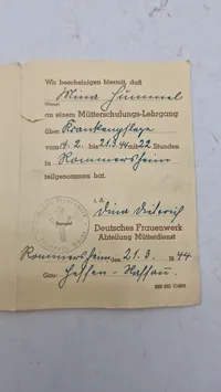 Tysk urkunde fra Deutsches frauenwerk mutterdienst. Mütterschulungs-Lehrgang über Krankenpflege"). Original
