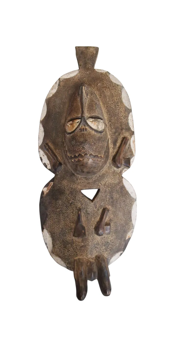 afrikansk maske, specifikt en type traditionel rituel maske, der kan være relateret til stammekunst fra regioner som Kalabari