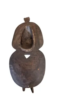 afrikansk maske, specifikt en type traditionel rituel maske, der kan være relateret til stammekunst fra regioner som Kalabari