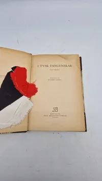 Bog fra dansk krigsfange med stump af tysk hagekors flag. Originalt