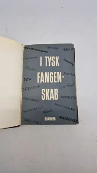 Bog fra dansk krigsfange med stump af tysk hagekors flag. Originalt
