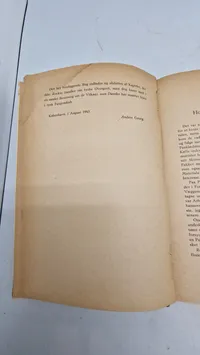 Bog fra dansk krigsfange med stump af tysk hagekors flag. Originalt