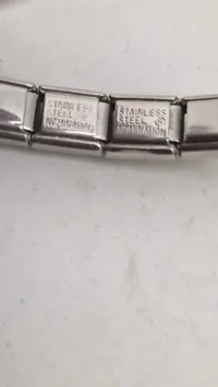 Nomination composable armbånd lavet af rustfrit stål med 18K guld- og zirconia-detaljer