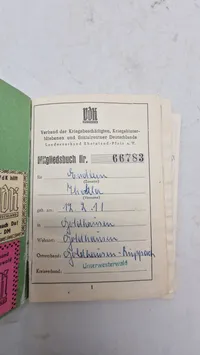Tysk medlemsbog (Mitgliedsbuch) fra VdK (Verband der Kriegsbeschädigten, Kriegshinterbliebenen und Sozialrentner Deutschlands), specifikt fra delstatsforbundet i Rheinland-Pfalz