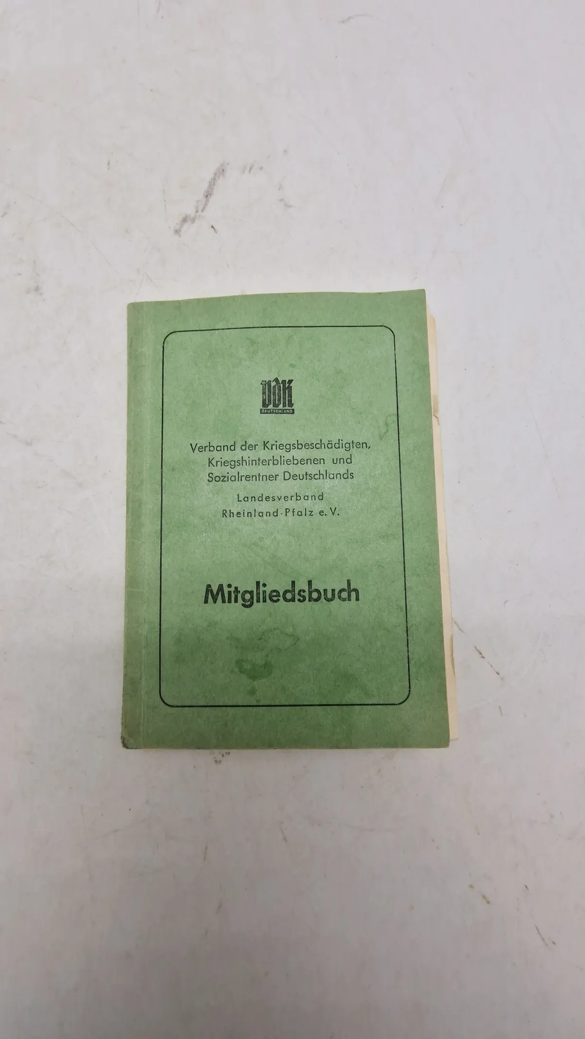 Tysk medlemsbog (Mitgliedsbuch) fra VdK (Verband der Kriegsbeschädigten, Kriegshinterbliebenen und Sozialrentner Deutschlands), specifikt fra delstatsforbundet i Rheinland-Pfalz