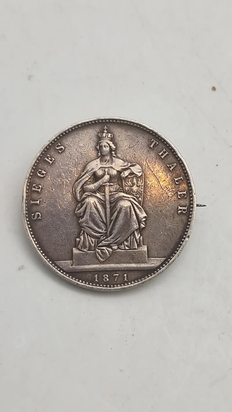 Preussisk 1 Taler "Siegestaler" (Sejrs-taler) fra 1871 af sølv lavet som broche. Original