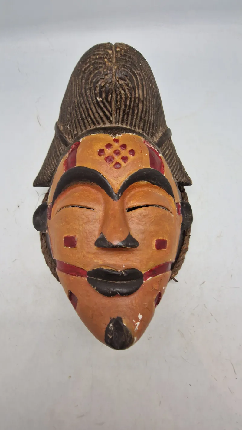 afrikansk maske, specifikt en traditionel Punu-maske fra Gabon