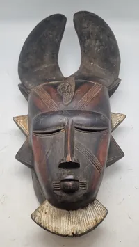 Afrikansk stamme maske fra Djimini- eller Ligbi-folket.
