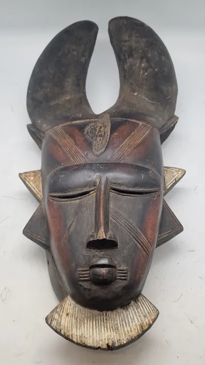 Afrikansk stamme maske fra Djimini- eller Ligbi-folket.