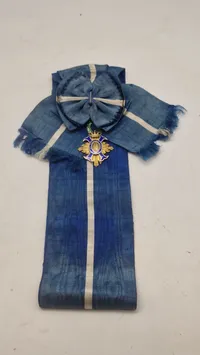Spansk Orden del Mérito Civil (Den Civile Fortjenstorden), specifikt i klassen Storkors (Grand Cross). Original