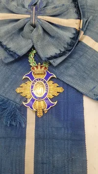 Spansk Orden del Mérito Civil (Den Civile Fortjenstorden), specifikt i klassen Storkors (Grand Cross). Original
