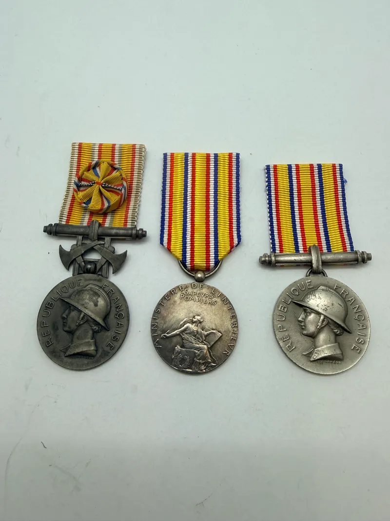 Samling franske brandmandsmedaljer af ære (Médaille d'honneur des sapeurs-pompiers). Originale