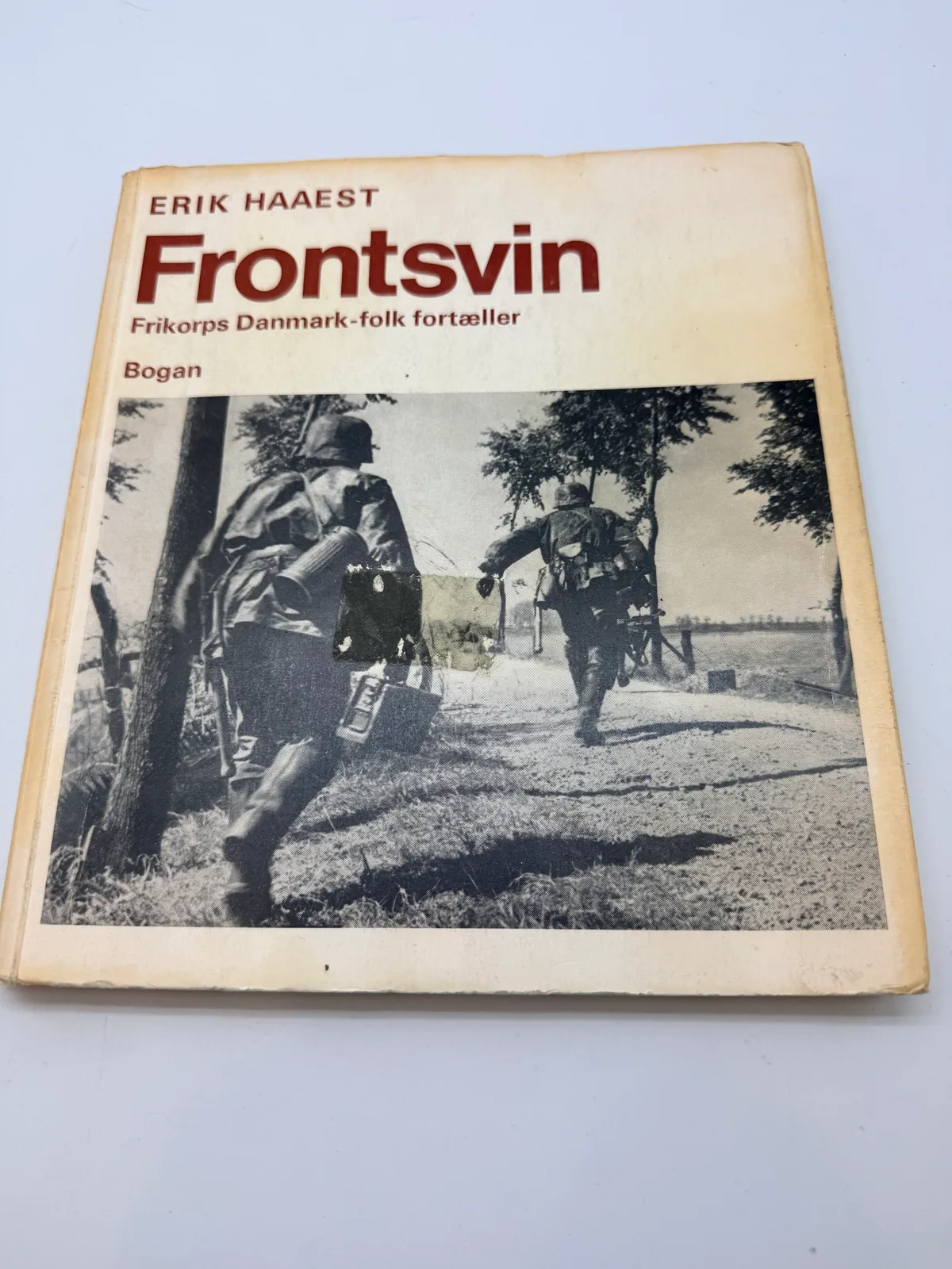 Frontsvin: Frikorps Danmark-folk fortæller" skrevet af Erik Haaest