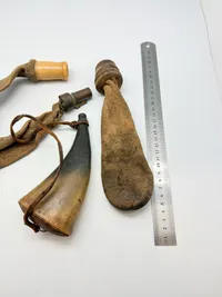 Samling hagl punge og krudt horn. Originale