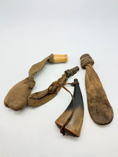 Samling hagl punge og krudt horn. Originale