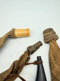 Samling hagl punge og krudt horn. Originale