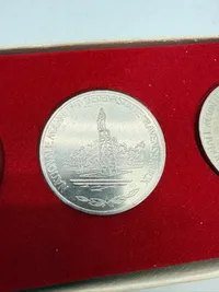 Samling DDR mønter med KZ lejre