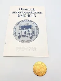 Hæfte og en medalje fra "Danmark under besættelsen 1940-1945", udgivet i anledning af 50-året for besættelsen (1940-1990)