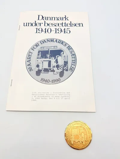 Hæfte og en medalje fra "Danmark under besættelsen 1940-1945", udgivet i anledning af 50-året for besættelsen (1940-1990)