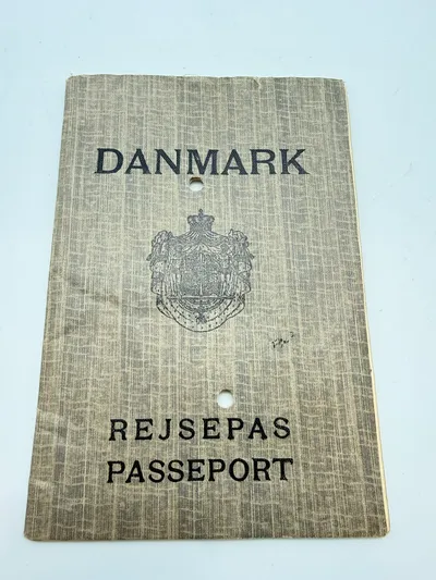 Dansk pas fra 30 erne med mange rejser