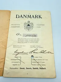 Dansk pas fra 30 erne med mange rejser