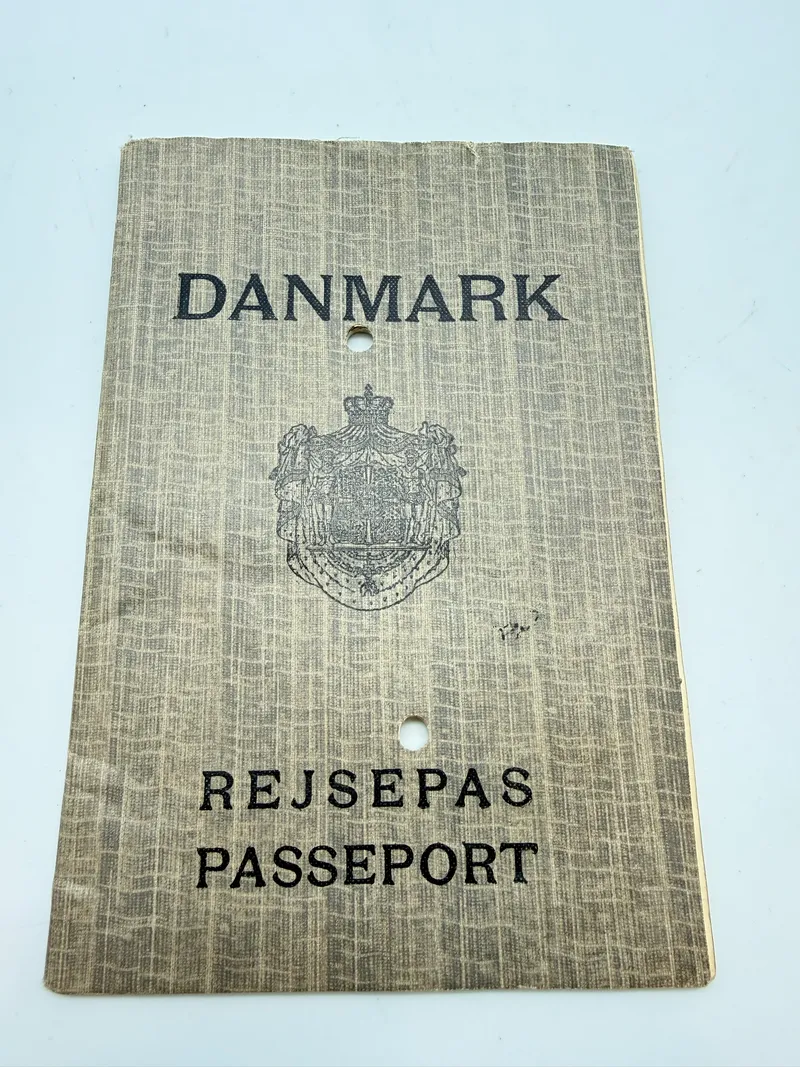 Dansk pas fra 30 erne med mange rejser