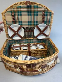 Festlig picnic kurv med indhold ( Sendes ikke )
