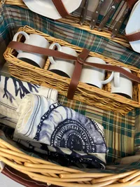 Festlig picnic kurv med indhold ( Sendes ikke )
