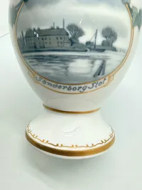 Royal Copenhagen porcelænsvase med motiv af Sønderborg slot