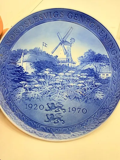 Mindeplatte fra Royal Copenhagen, specifikt udgivet i 1970 for at markere 50-året for genforeningen af Nordslesvig med Danmark