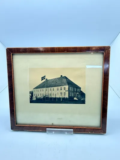 Billede af norsk hus med god ww2 historie på bagsiden