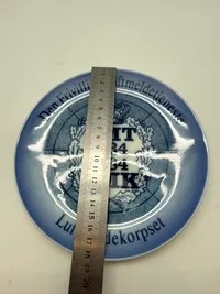 Plakette fra den frivillige luftmeldetjeneste, lavet af royal Copenhagen i 500 eks.